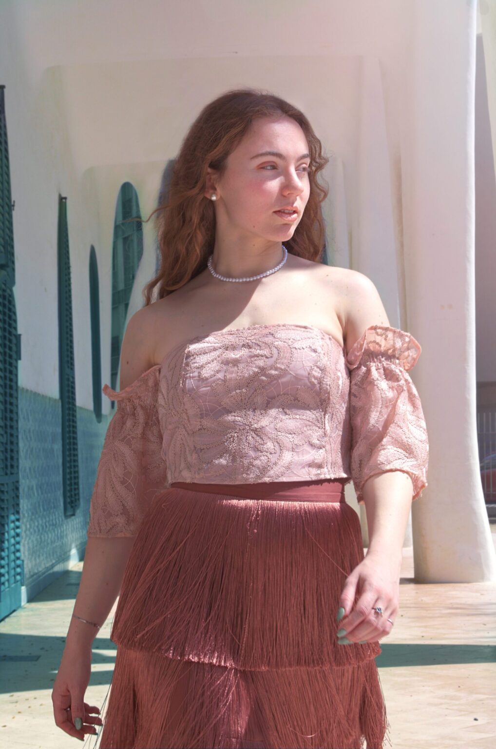 Mònica caminant mirant cap a la llum, que ve des de la dreta